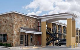 Super 8 By Wyndham San Antonio Near Fort Sam Houston